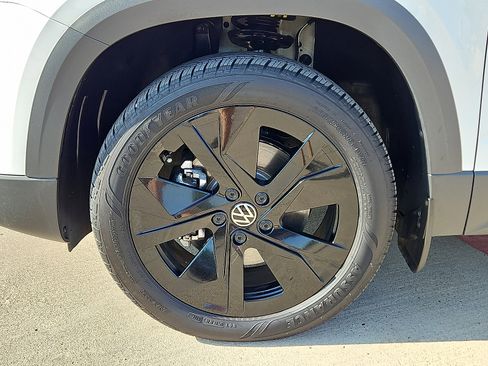 Certified 2025 Volkswagen Taos SE image 5