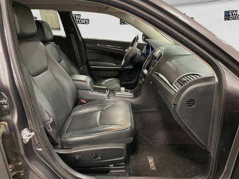 Used 2017 Chrysler 300 C w/ Safetytec Plus Group AWD/4WD image 15