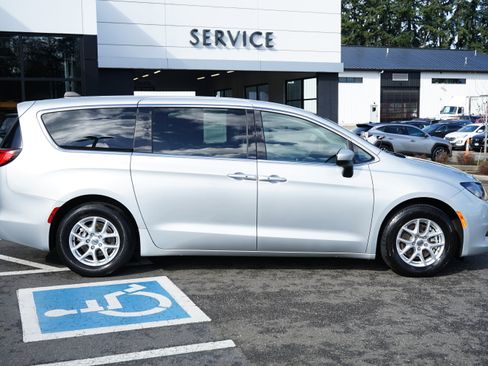 Used 2023 Chrysler Voyager LX image 2