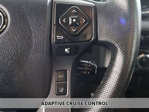 Used 2018 Toyota Tacoma TRD Sport AWD/4WD image 4