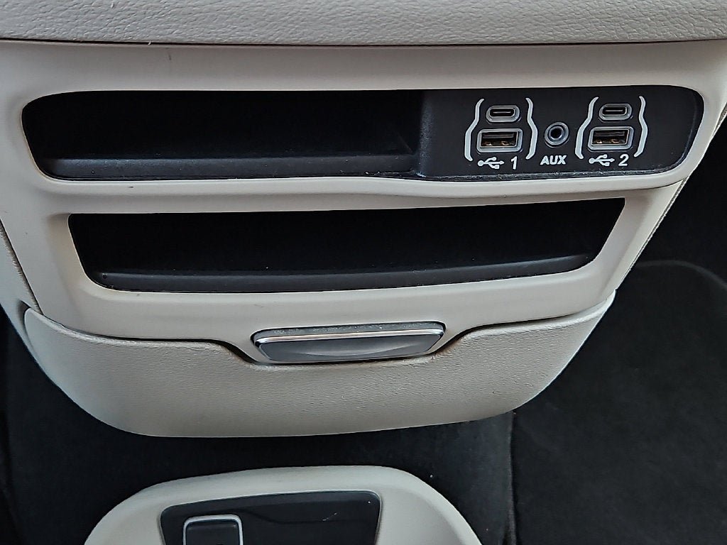 Used 2023 Chrysler Pacifica Touring-L FWD image 24