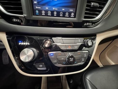Used 2021 Chrysler Voyager Lxi FWD image 3