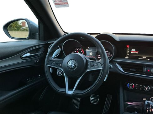 Used 2018 Alfa Romeo Stelvio Ti Sport image 10