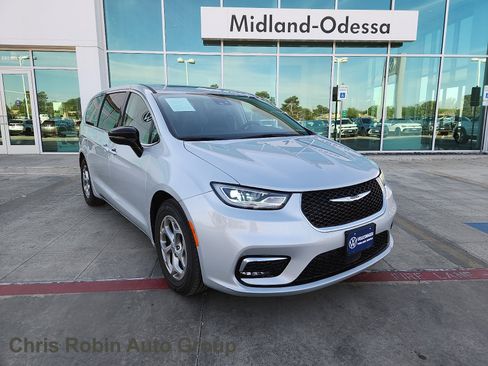 Used 2024 Chrysler Pacifica Limited FWD image 1