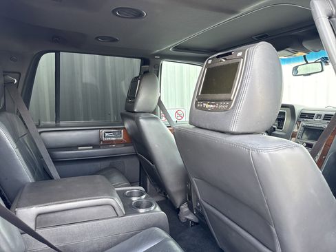 Used 2014 Lincoln Navigator 2WD image 40