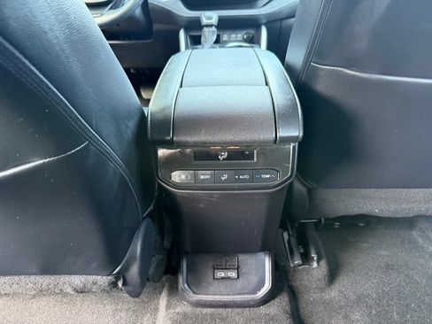 Used 2023 Toyota Highlander XLE AWD/4WD image 25