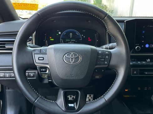 Used 2025 Toyota Camry SE image 14