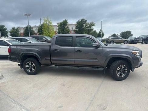 Used 2018 Toyota Tacoma TRD Sport AWD/4WD image 3