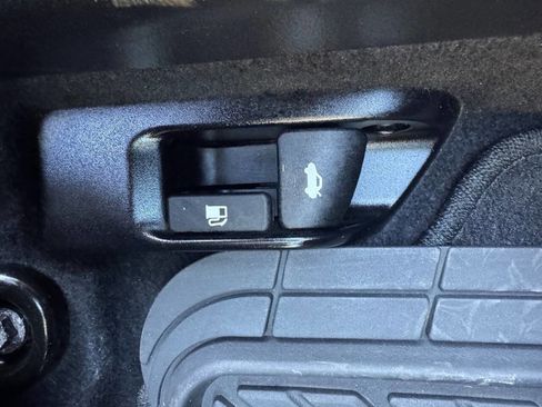 Used 2015 Toyota Camry XSE image 19