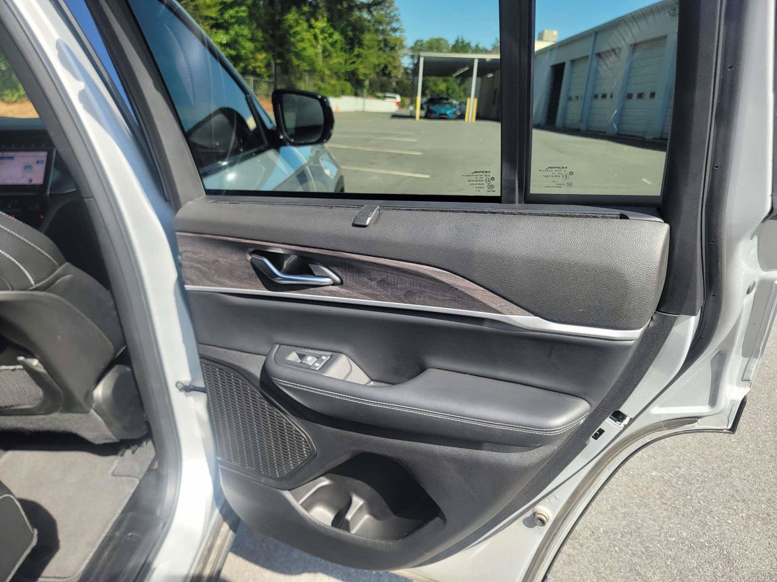 Certified 2025 Jeep Grand Cherokee Limited w/ Luxury Tech Group II RWD image 16