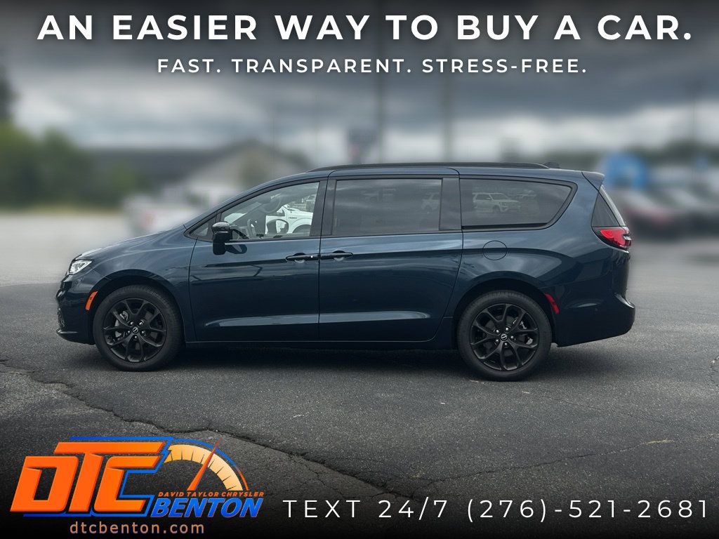 Used 2025 Chrysler Pacifica Limited AWD/4WD image 8