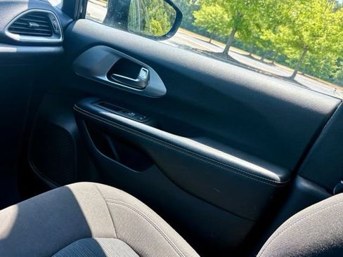 Used 2021 Chrysler Pacifica Touring w/ Uconnect Theater Family Group FWD image 26