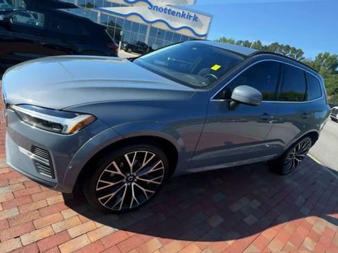 Used 2022 Volvo XC60 B5 Momentum w/ Protection Package Premier FWD image 7