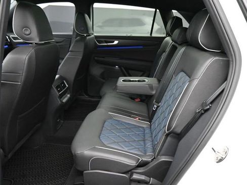 Used 2025 Volkswagen Atlas Cross Sport SEL Premium R-Line AWD/4WD image 29