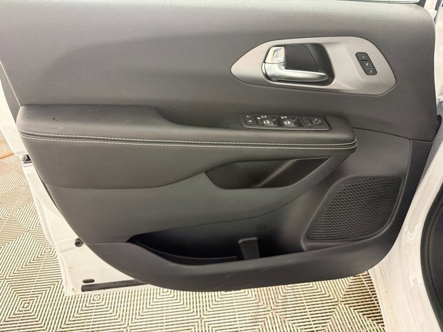New 2027 Chrysler Pacifica Select FWD image 15