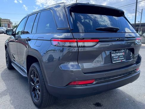 Used 2024 Jeep Grand Cherokee Altitude RWD image 5