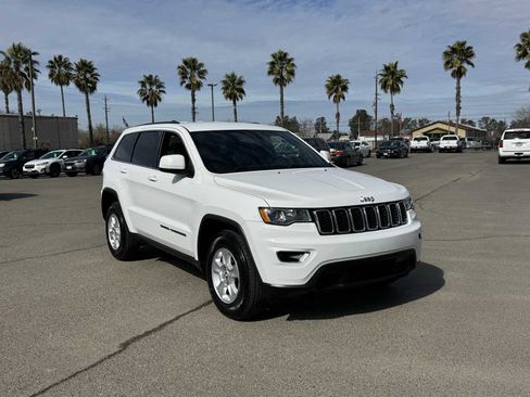 Used 2017 Jeep Grand Cherokee Laredo image 3