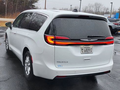 Used 2023 Chrysler Pacifica Touring-L image 13