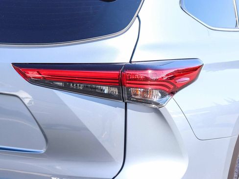 Used 2022 Toyota Highlander XLE AWD/4WD image 8