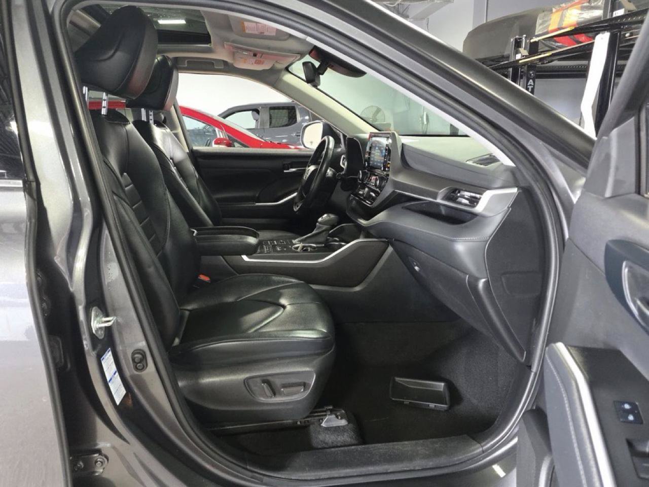 Used 2022 Toyota Highlander XLE AWD/4WD image 24