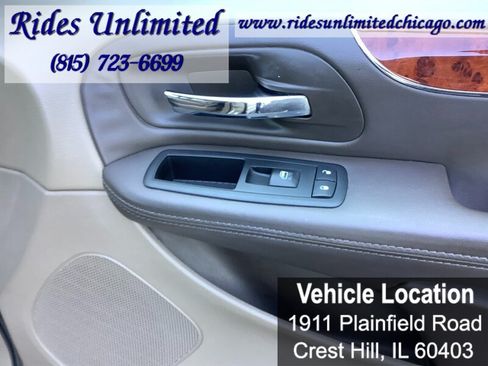 Used 2014 Chrysler Town & Country Touring FWD image 34