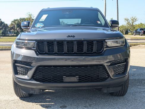 Used 2025 Jeep Grand Cherokee Altitude AWD/4WD image 3
