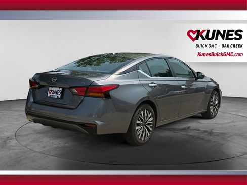 Used 2024 Nissan Altima 2.5 SV FWD image 10