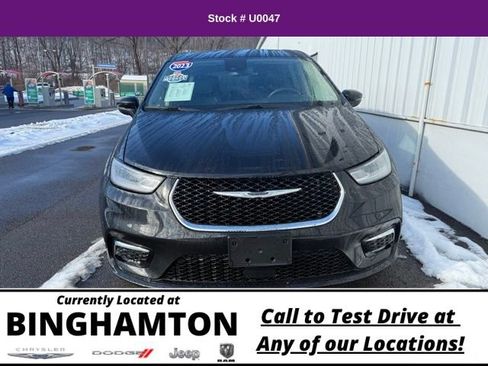 Used 2023 Chrysler Pacifica Touring-L image 4