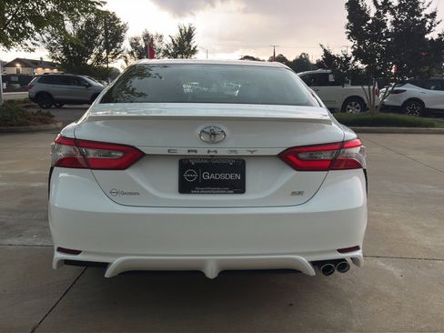 Used 2018 Toyota Camry SE FWD image 4
