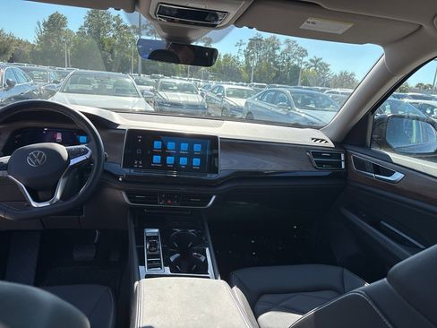 Certified 2025 Volkswagen Atlas SE image 6