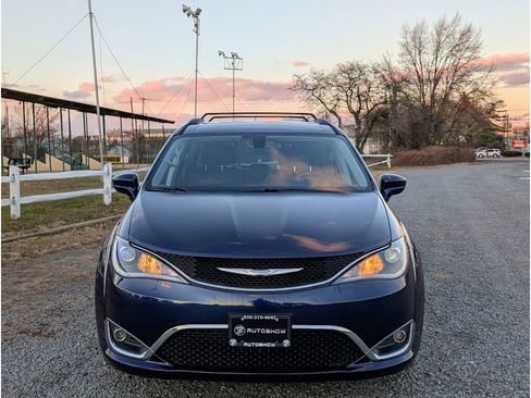 Used 2017 Chrysler Pacifica Touring-L image 2