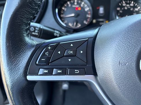 Used 2017 Nissan Rogue SV FWD image 16