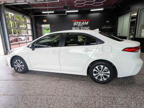Used 2022 Toyota Corolla LE FWD image 2