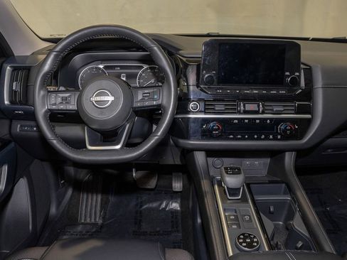 Certified 2024 Nissan Pathfinder SL image 2