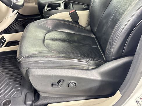 Used 2018 Chrysler Pacifica Touring-L image 14