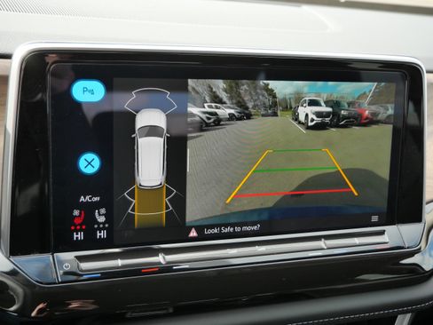 Used 2025 Volkswagen Atlas SE image 35