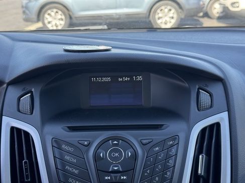 Used 2014 Ford Focus SE w/ SE Winter Package image 3