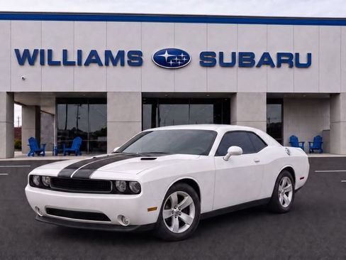 Used 2013 Dodge Challenger SXT RWD image 2