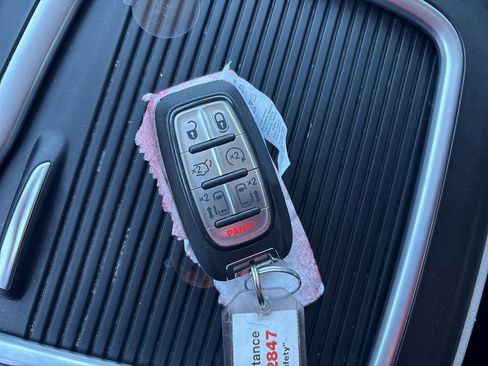 Used 2024 Chrysler Pacifica Touring-L image 12