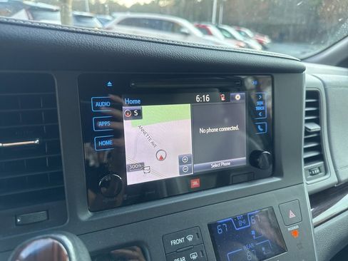 Used 2017 Toyota Sienna Limited Premium image 4