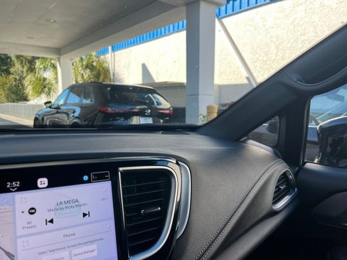 Used 2025 Chrysler Pacifica Limited image 40