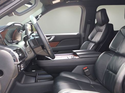 Used 2024 Lincoln Navigator Premiere AWD/4WD image 12