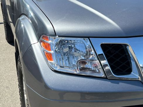 Used 2018 Nissan Frontier SV image 14