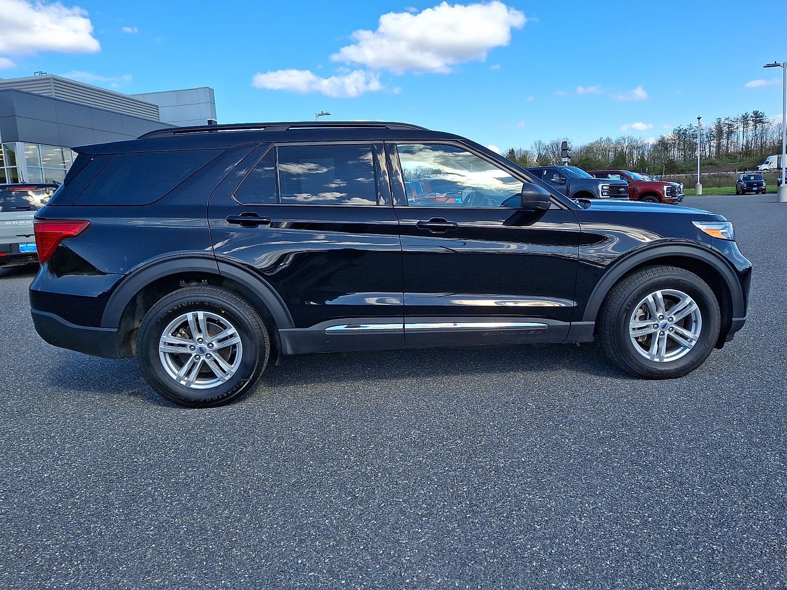 Used 2023 Ford Explorer XLT AWD/4WD image 8