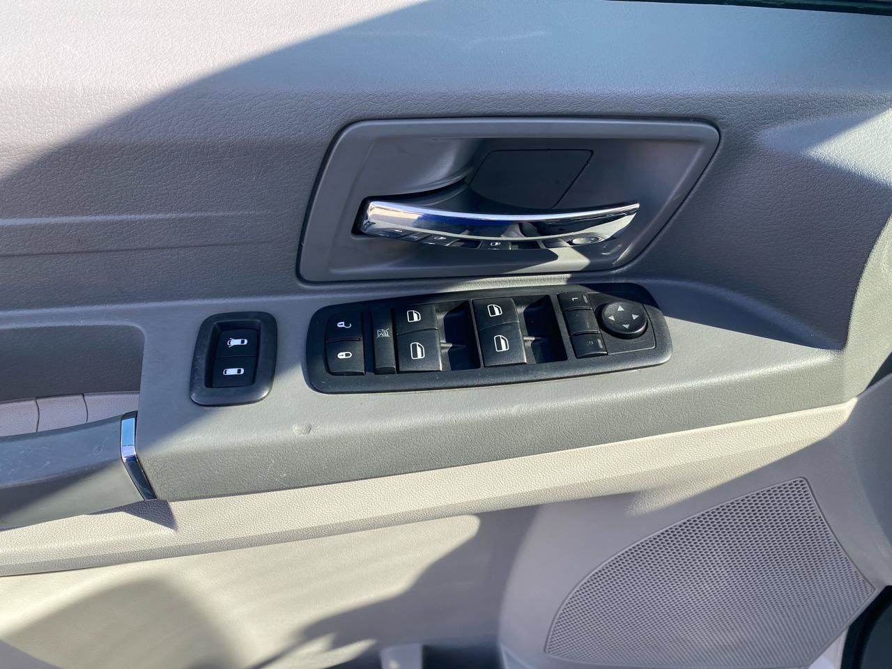 Used 2010 Chrysler Town & Country LX w/ PWR Convenience Group FWD image 17