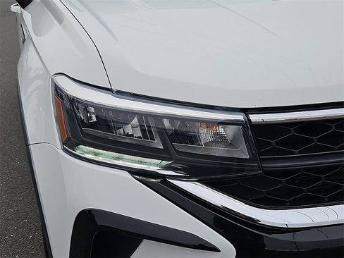 Used 2023 Volkswagen Taos SE image 10