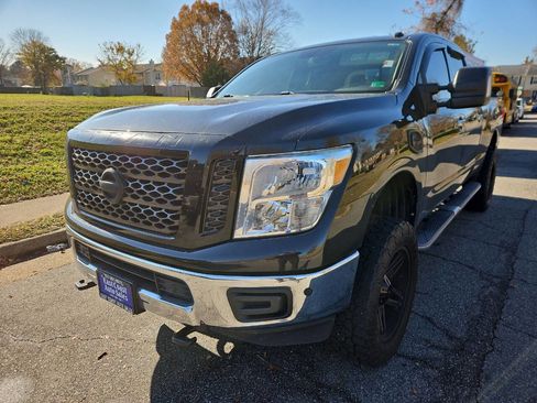 Used 2019 Nissan Titan SV w/ SV Convenience Package image 3