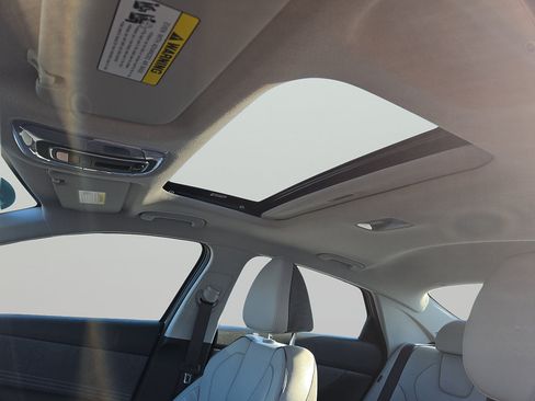 Certified 2025 Hyundai Elantra Limited FWD image 30