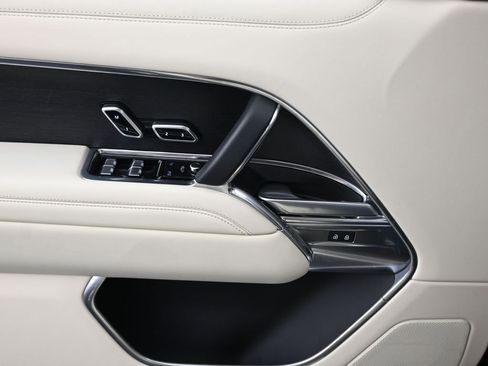 Used 2023 Land Rover Range Rover SE image 11