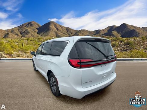 Used 2023 Chrysler Pacifica Touring-L FWD image 3
